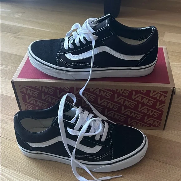Vans Old Skool Low Tops Black size 7 - Picture 1 of 8